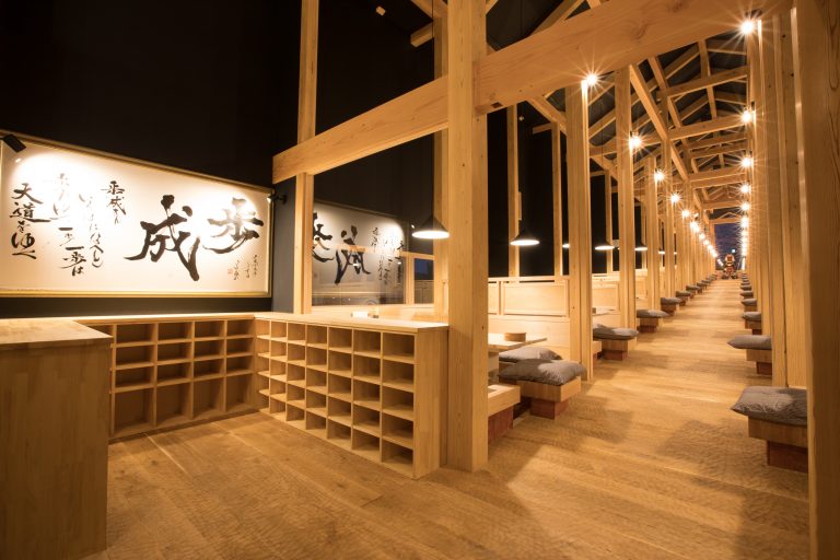 山梨県「富士河口湖町」に新店オープン！ お知らせ 山梨ほうとう専門店とほうとう通販の『歩成』